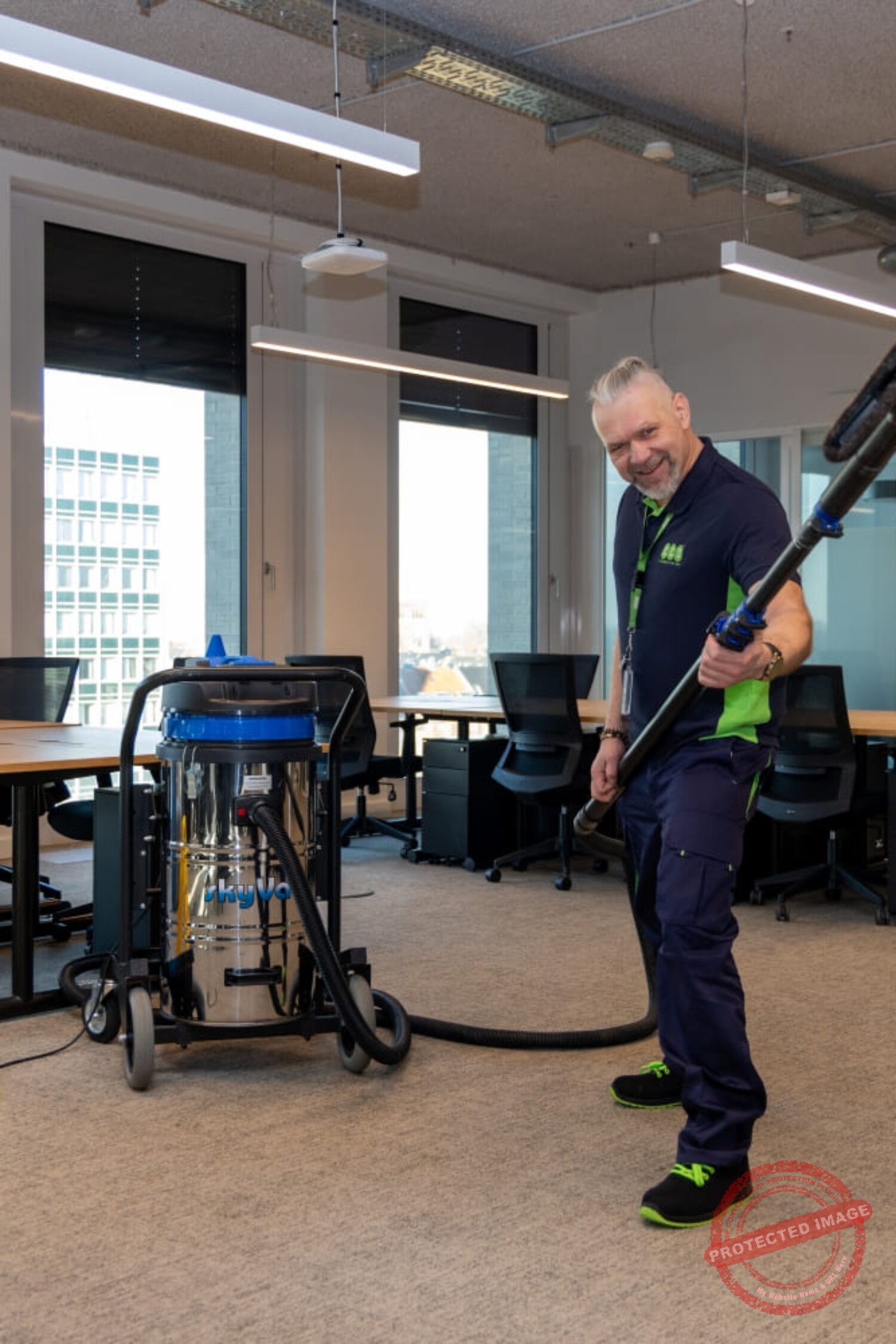 Mann reinigt Büro mit professionellem Staubsauger, sauberes Arbeitsplatz, Reinigung, Büro, professionell.