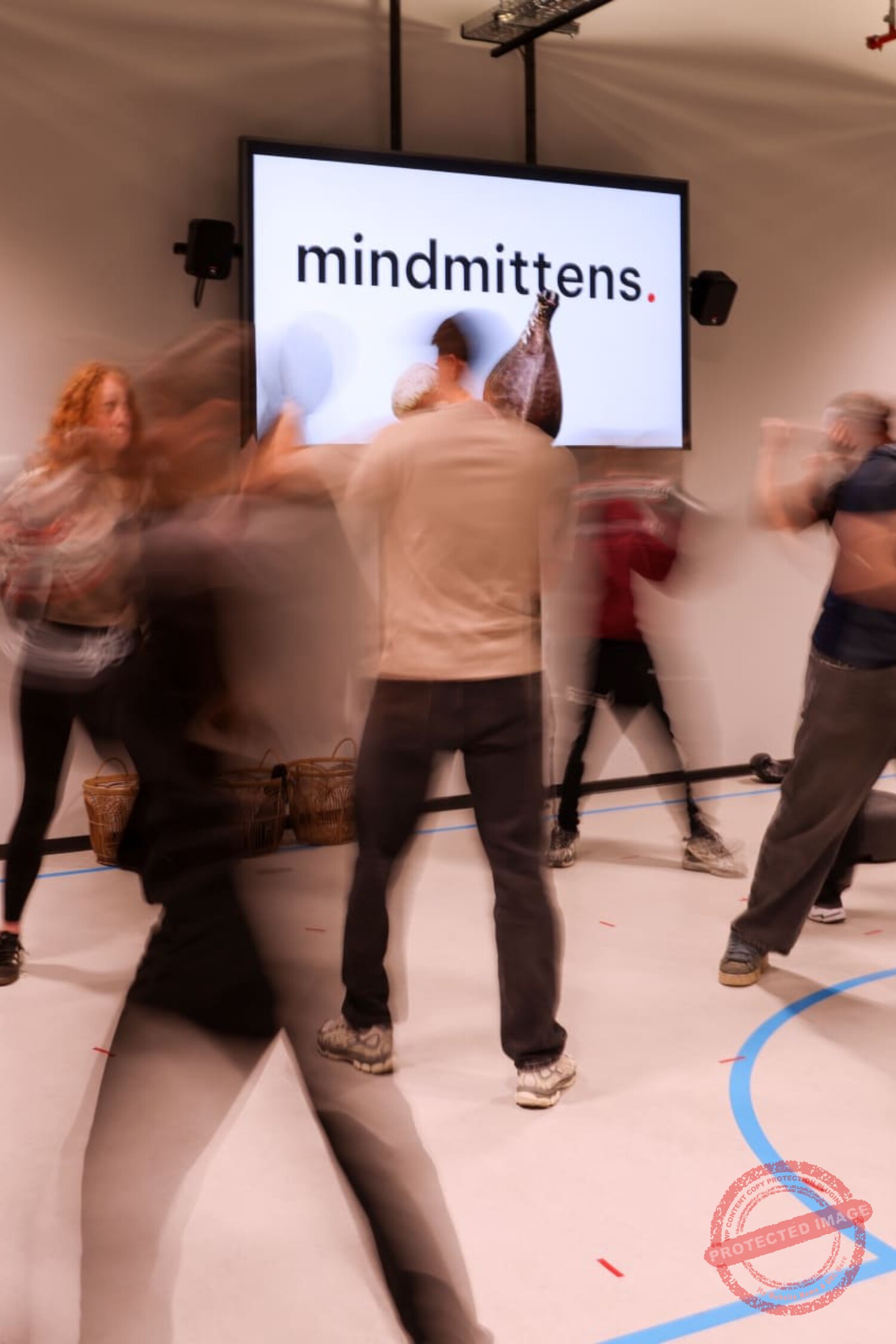Menschen bei einem interaktiven Workshop mit Robotern und Präsentation.