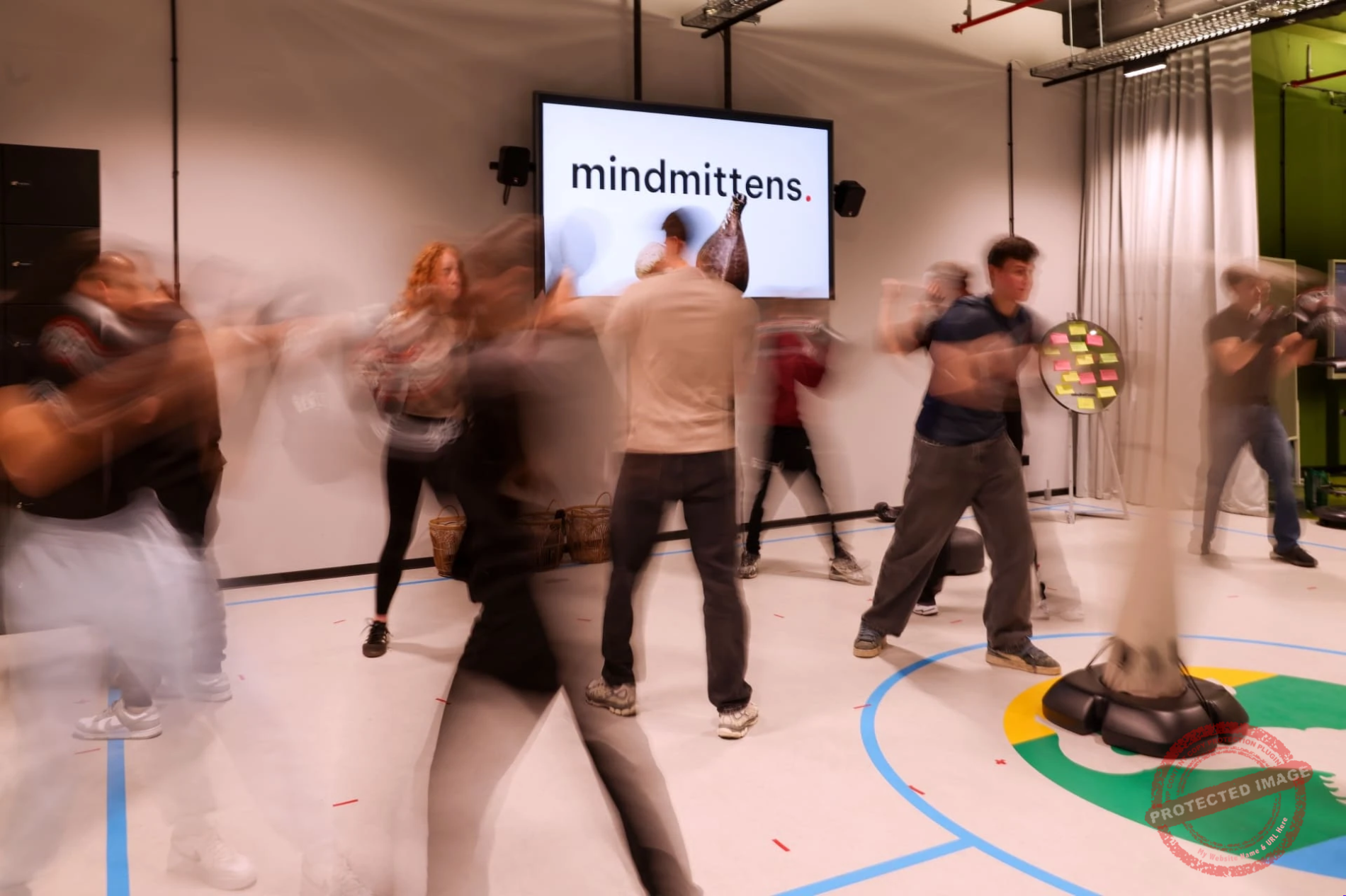 Menschen bei einem interaktiven Workshop mit Robotern und Präsentation.
