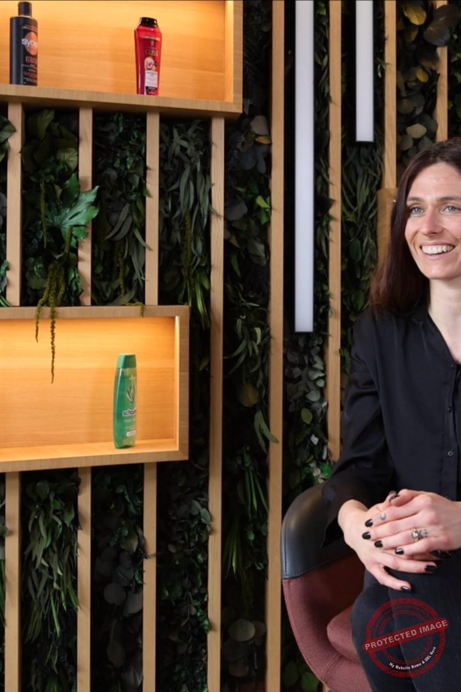 Hautnahes Bild einer Frau in einem modernen Laden mit Reinigungsprodukten an der Wand.